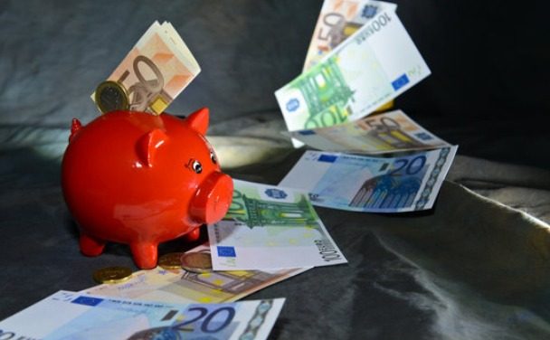 Il risparmio degli italiani fermo sui conti e la solita ricetta in favore della rendita per risolvere il non-problema del debito pubblico